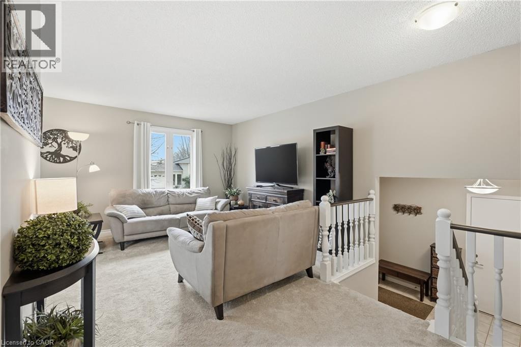 32 HOBART Crescent, Brantford, Ontario, N3P1V6 — Photo 4