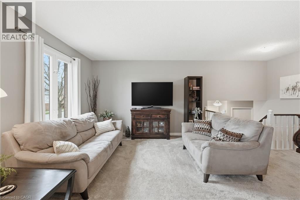 32 HOBART Crescent, Brantford, Ontario, N3P1V6 — Photo 5