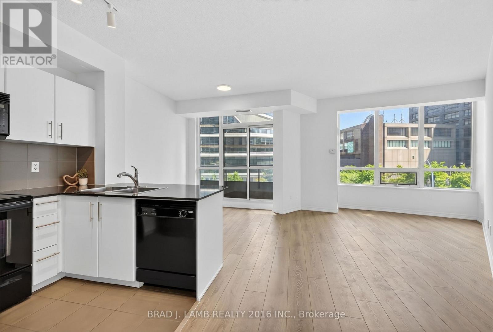 310 - 16 YONGE STREET, Toronto (Waterfront Communities), Ontario, M5E2A1 — Photo 2