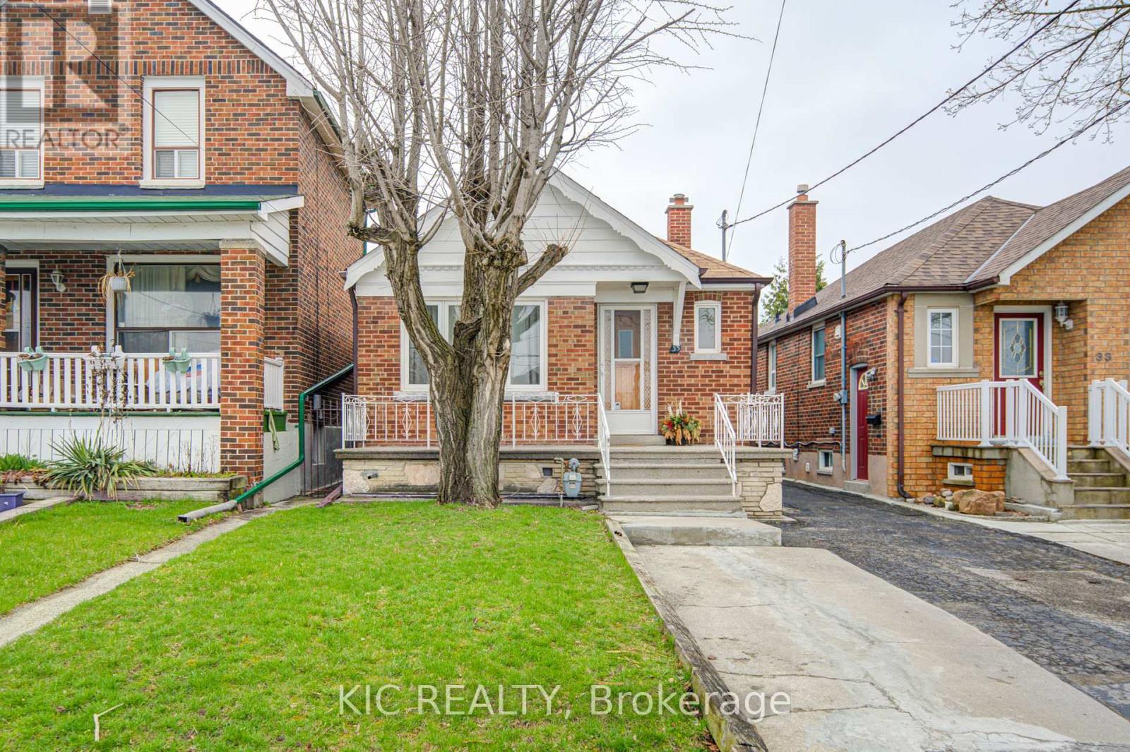 35 MONTCALM AVENUE, Toronto (Briar Hill-Belgravia), Ontario, M6E4N2 — Photo 2