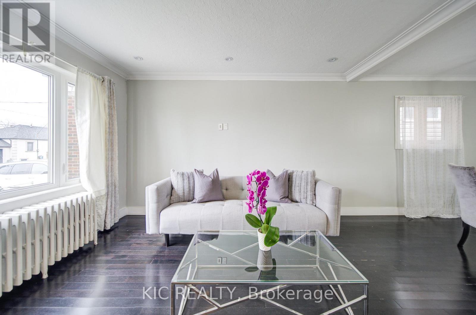 35 MONTCALM AVENUE, Toronto (Briar Hill-Belgravia), Ontario, M6E4N2 — Photo 3