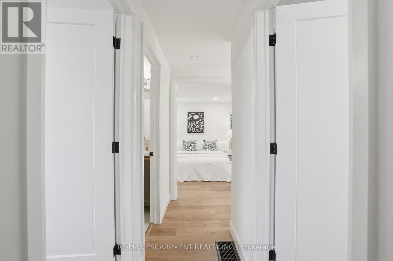 8 CHUDLEIGH STREET, Hamilton (Waterdown), Ontario, L9H7E4 — Photo 19