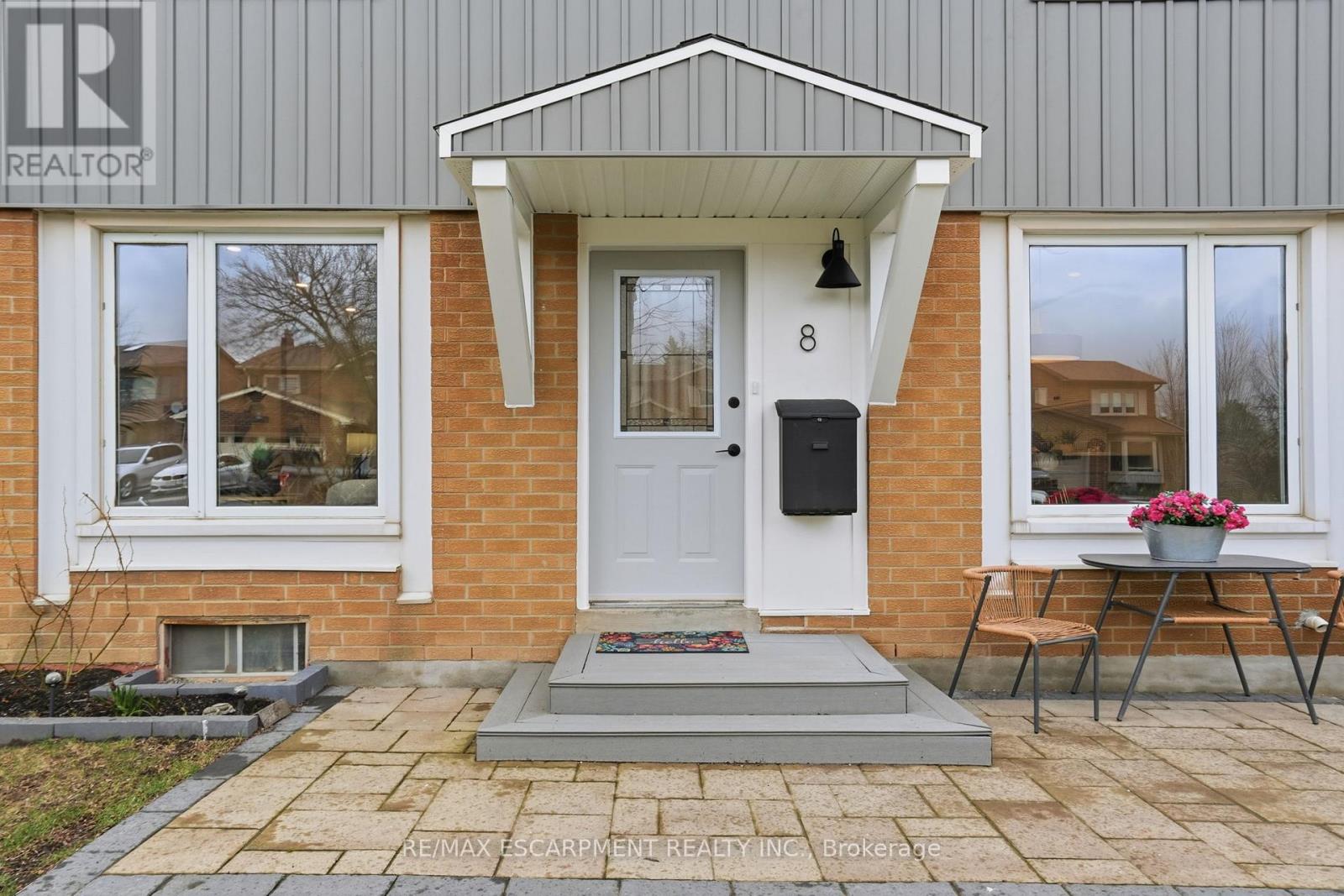 8 CHUDLEIGH STREET, Hamilton (Waterdown), Ontario, L9H7E4 — Photo 3