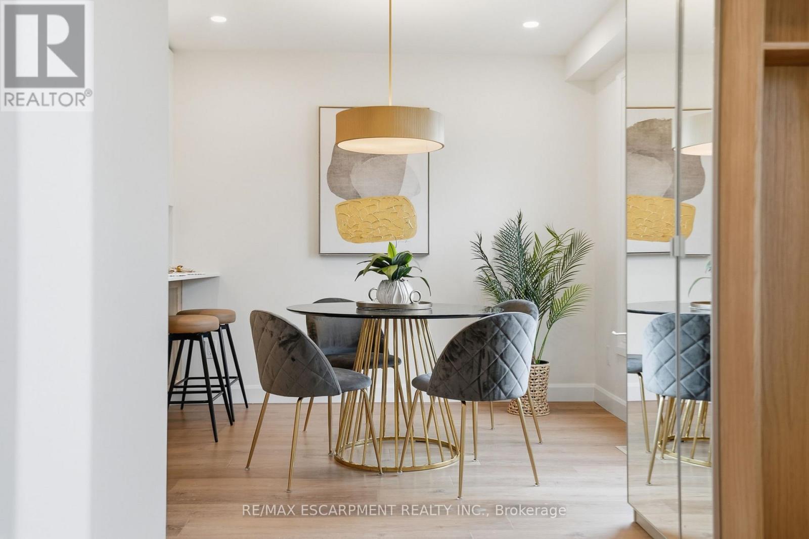 8 CHUDLEIGH STREET, Hamilton (Waterdown), Ontario, L9H7E4 — Photo 4