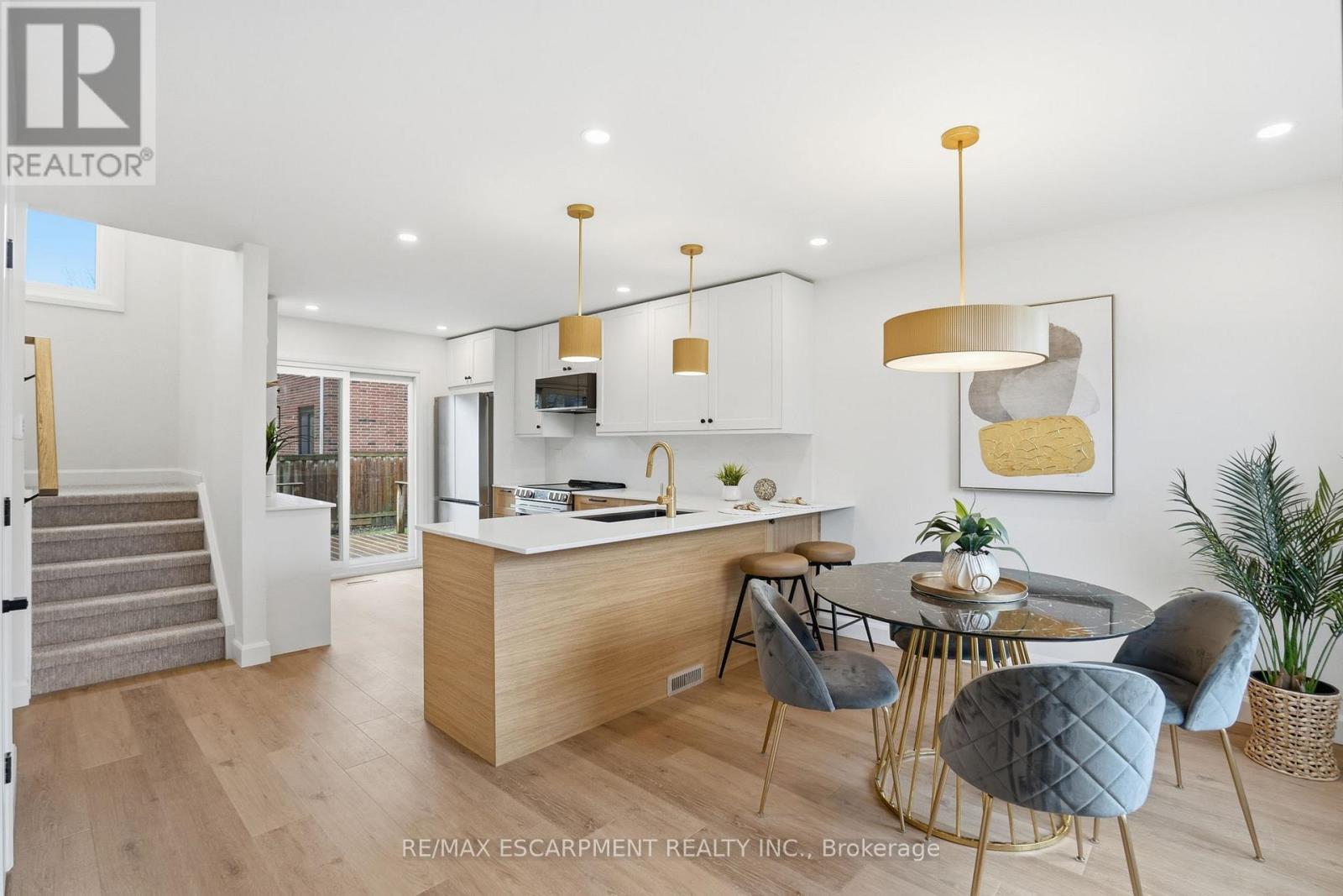 8 CHUDLEIGH STREET, Hamilton (Waterdown), Ontario, L9H7E4 — Photo 5