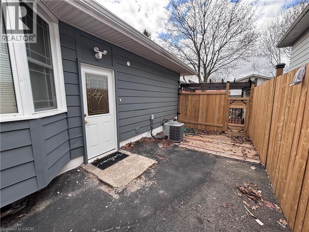 185 BONAVENTURE Drive Unit# 2, Hamilton, Ontario, L9C4R1 — Photo 16