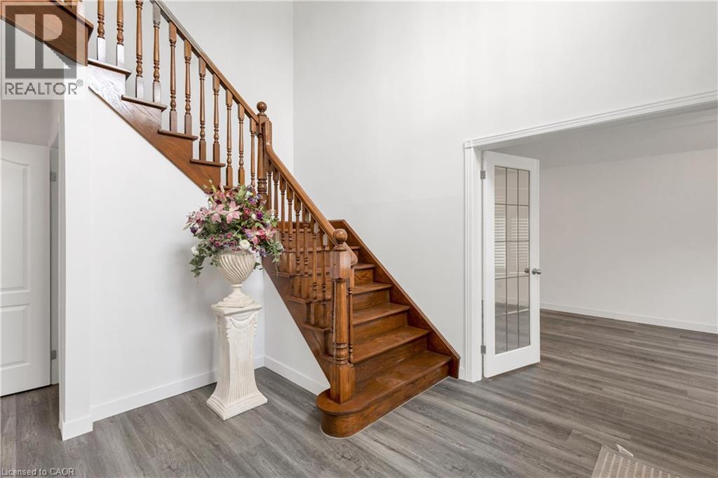 579 PARADISE Crescent, Waterloo, Ontario, N2T2J7 — Photo 5