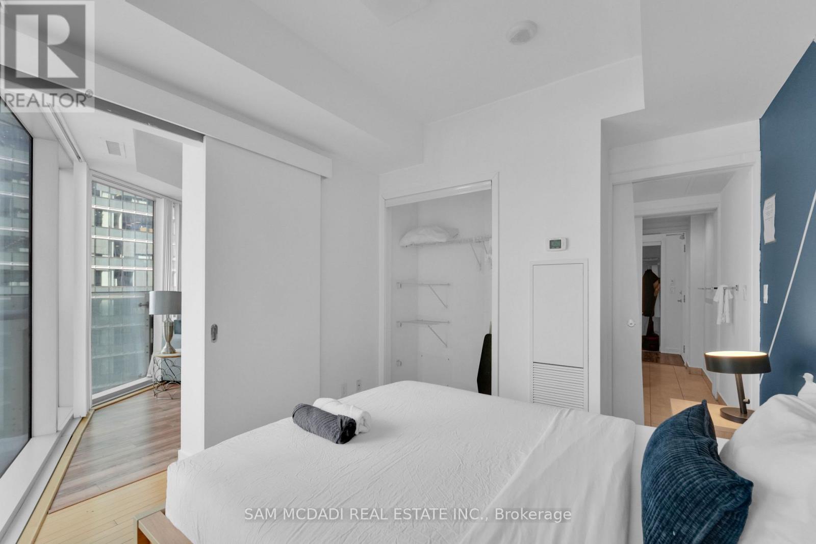 2307 - 12 YORK STREET, Toronto (Waterfront Communities), Ontario, M5J0A9 — Photo 12