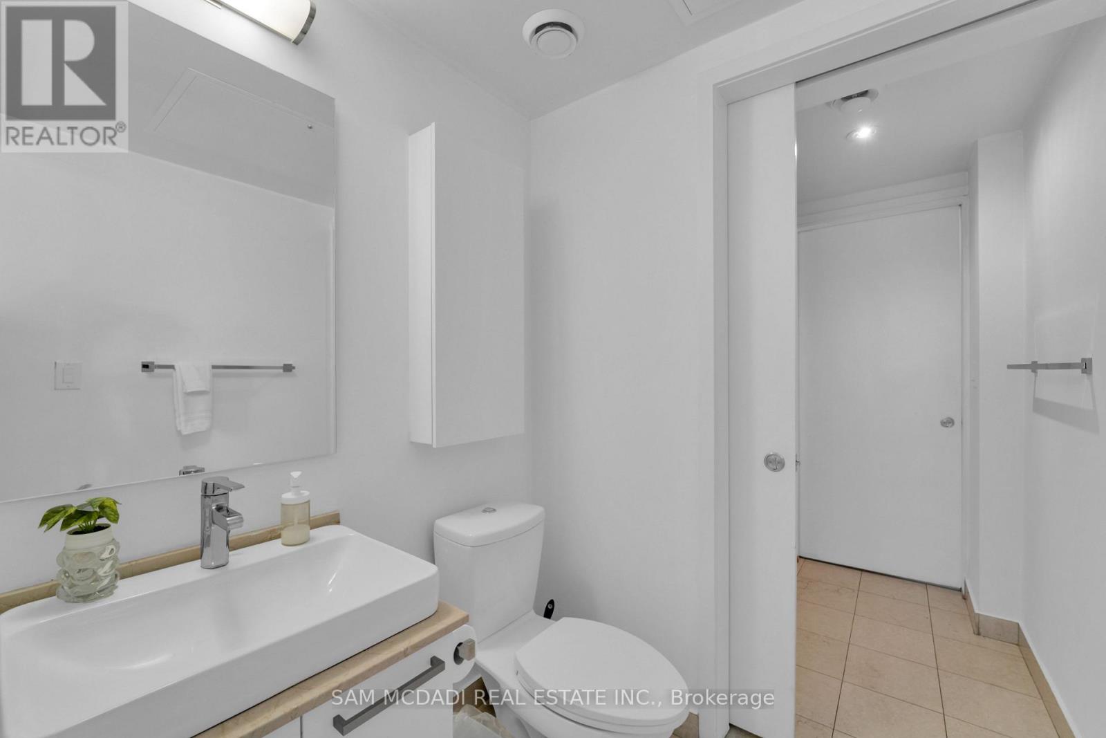 2307 - 12 YORK STREET, Toronto (Waterfront Communities), Ontario, M5J0A9 — Photo 16