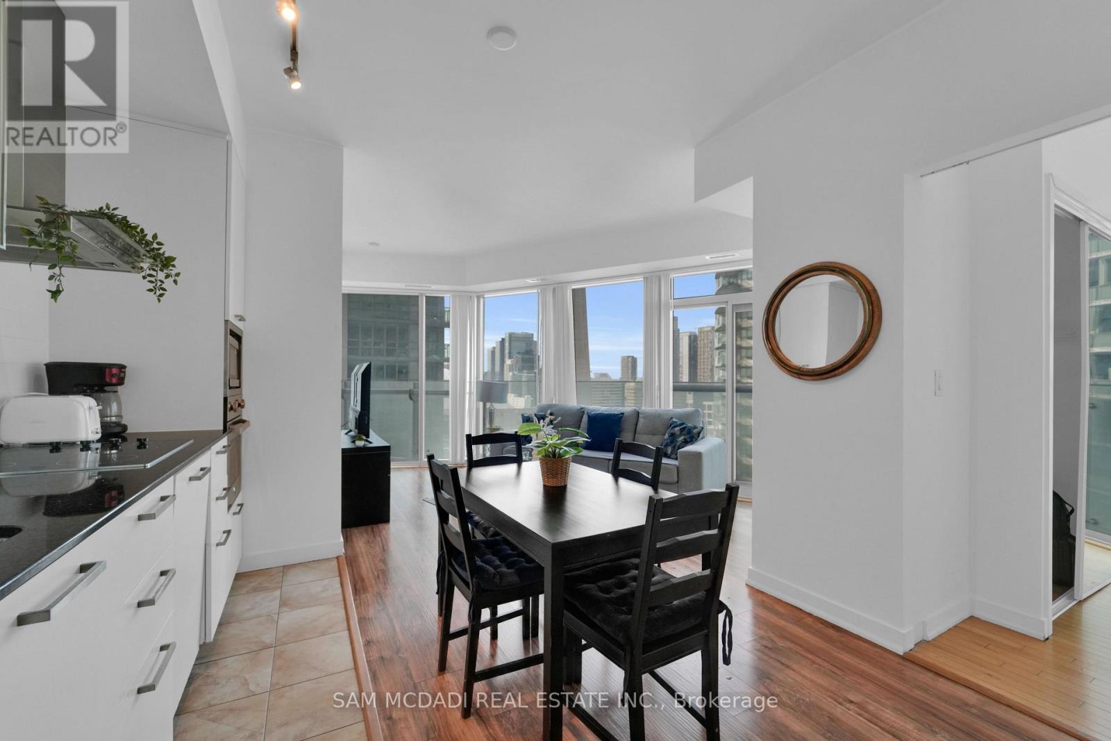 2307 - 12 YORK STREET, Toronto (Waterfront Communities), Ontario, M5J0A9 — Photo 2