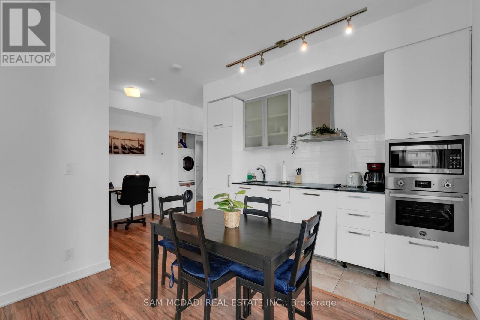 2307 - 12 YORK STREET, Toronto (Waterfront Communities), Ontario, M5J0A9 — Photo 3