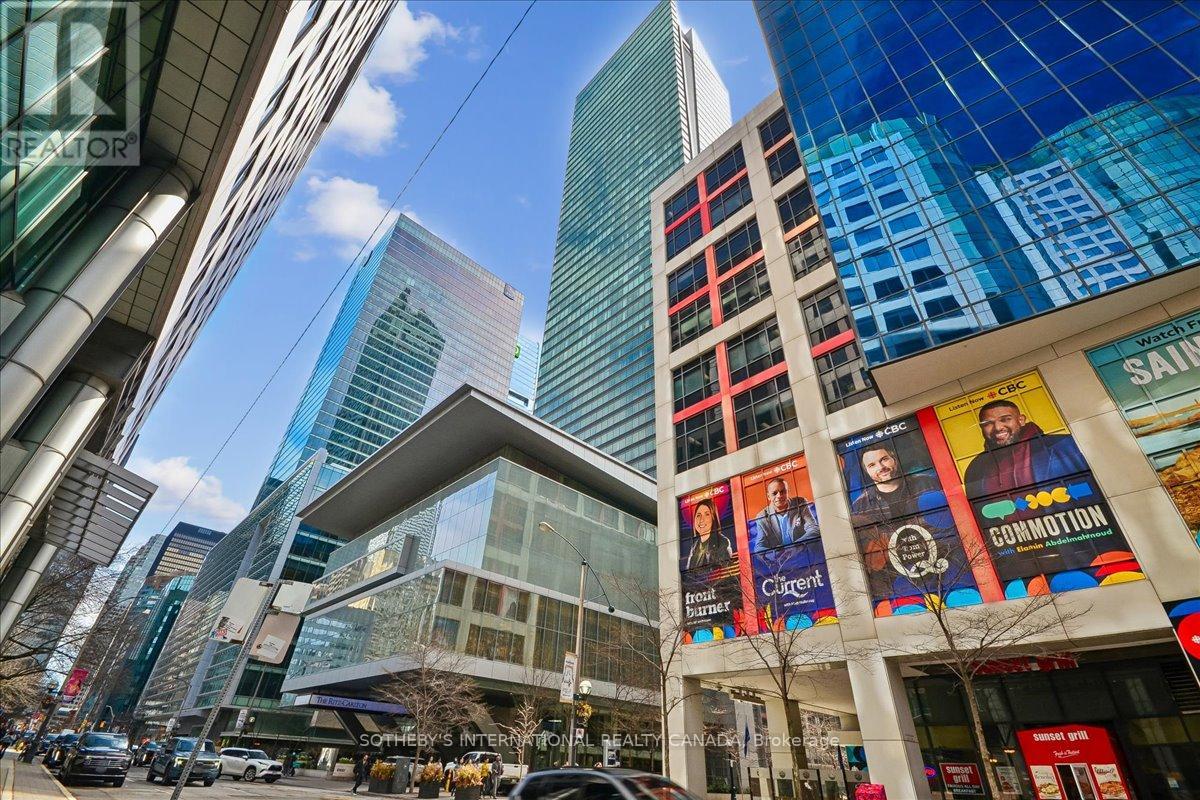 3703 - 183 WELLINGTON STREET W, Toronto (Waterfront Communities), Ontario, M5V0A1 — Photo 2