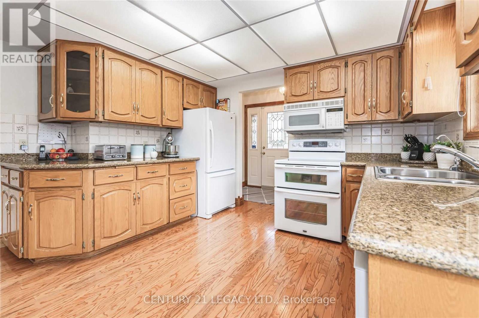 (UPPER) - 2067 OLD MILL ROAD, Kitchener, Ontario, N2P1E4 — Photo 4