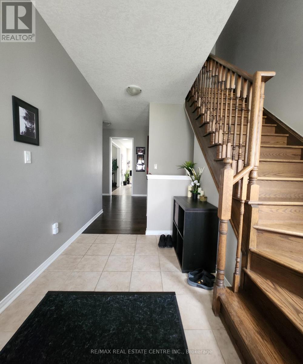 24 ARMES STREET, Hamilton (Binbrook), Ontario, L0R1C0 — Photo 2