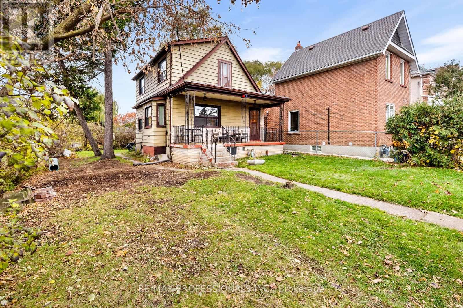 16 CLIFF STREET, Toronto (Rockcliffe-Smythe), Ontario, M6N4L6 — Photo 2