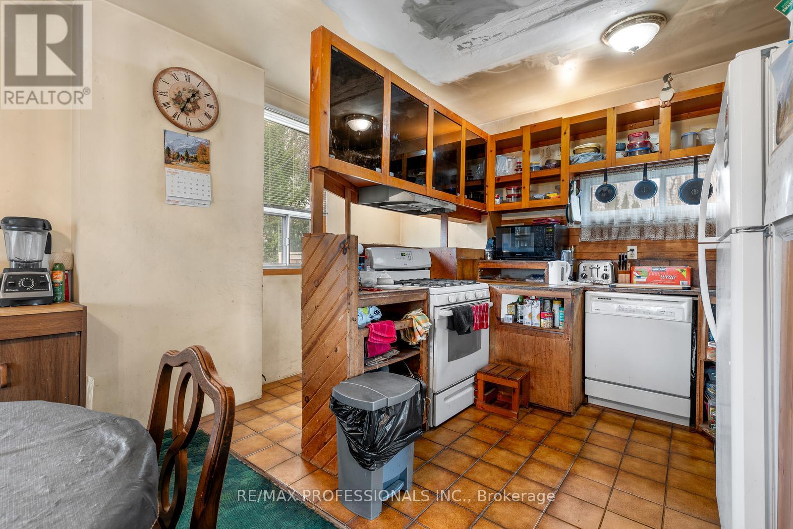 16 CLIFF STREET, Toronto (Rockcliffe-Smythe), Ontario, M6N4L6 — Photo 7