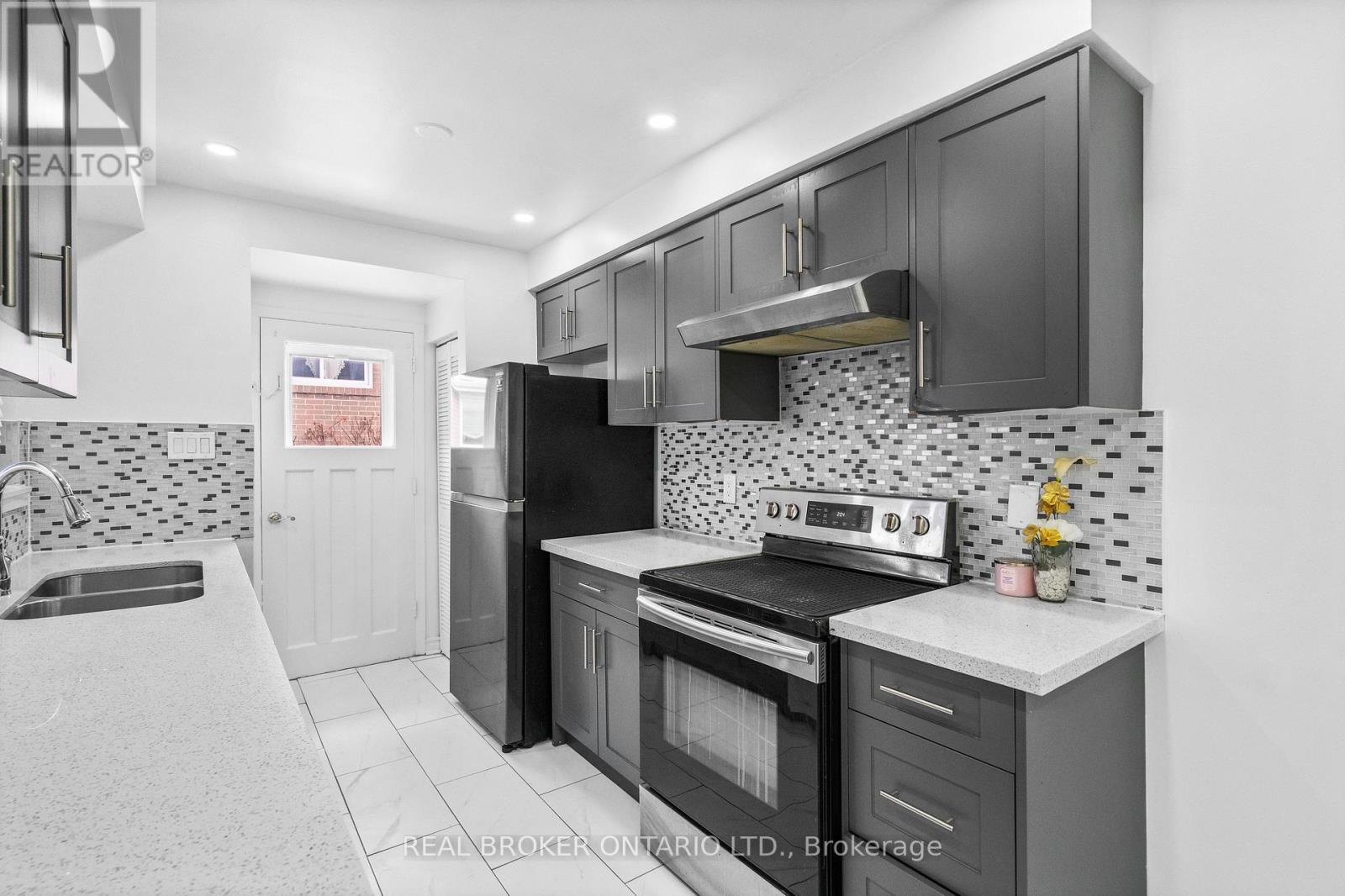 11 CATHCART CRESCENT, Brampton (Avondale), Ontario, L6T2A4 — Photo 2