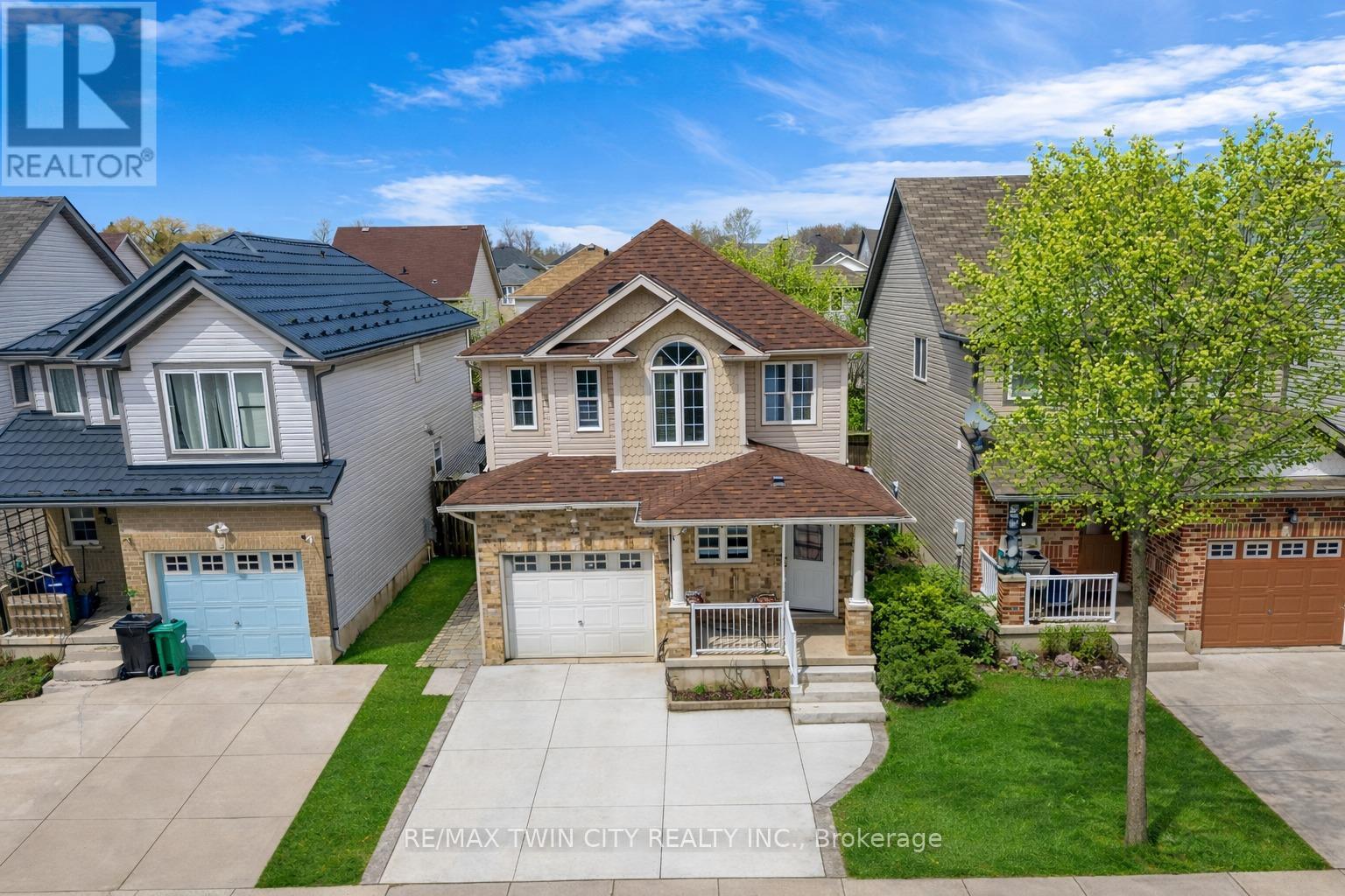 22 DAHLIA STREET, Kitchener, Ontario, N2E4A9 — Photo 2