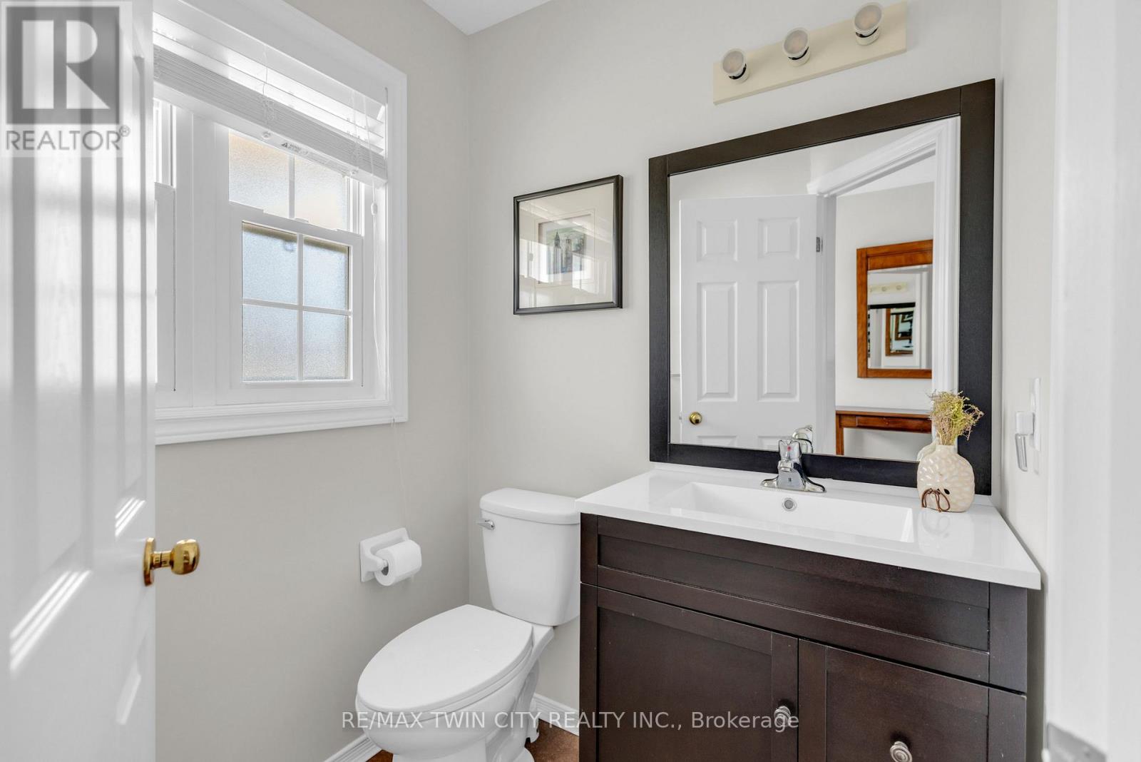 22 DAHLIA STREET, Kitchener, Ontario, N2E4A9 — Photo 5