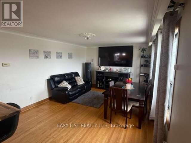 49 BLAYDON AVENUE, Toronto (Downsview-Roding-CFB), Ontario, M3M2E3 — Photo 3