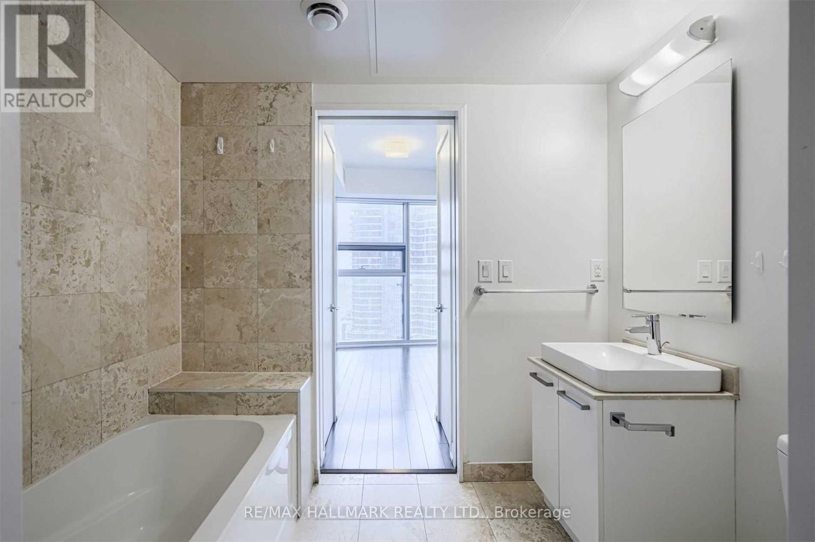 2303 - 12 YORK STREET, Toronto (Waterfront Communities), Ontario, M5J0A9 — Photo 13