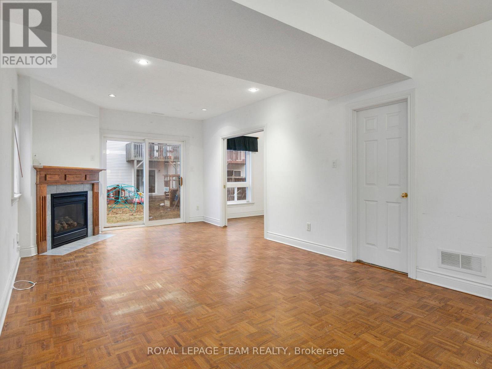 51 CASTLE GLEN CRESCENT, Ottawa, Ontario, K2L4G9 — Photo 6