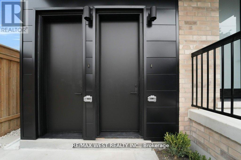 661 WINONA DRIVE, Toronto (Oakwood Village), Ontario, M6C3V6 — Photo 2