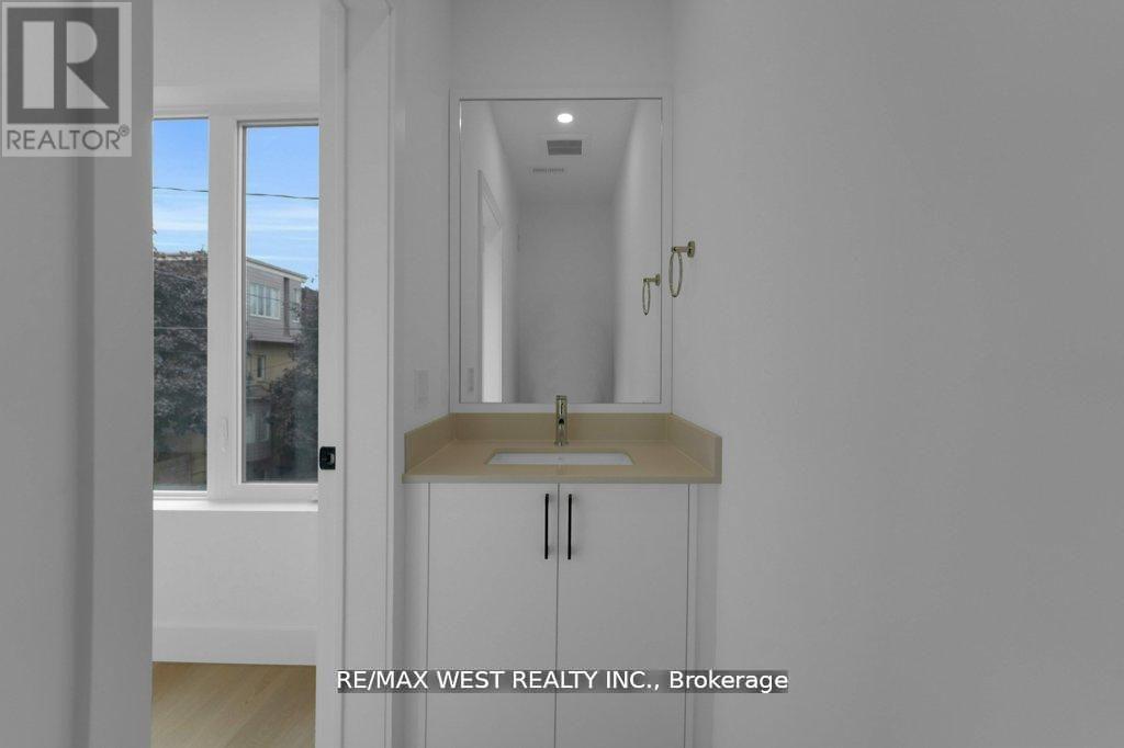 661 WINONA DRIVE, Toronto (Oakwood Village), Ontario, M6C3V6 — Photo 7