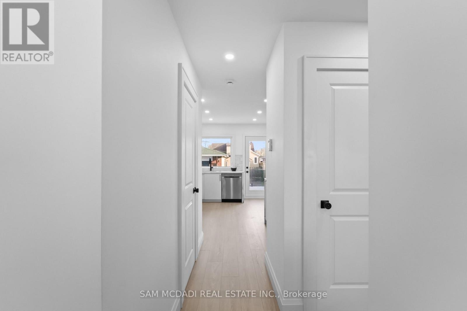 25 FALSTAFF AVENUE, Toronto (Maple Leaf), Ontario, M6L2C6 — Photo 3