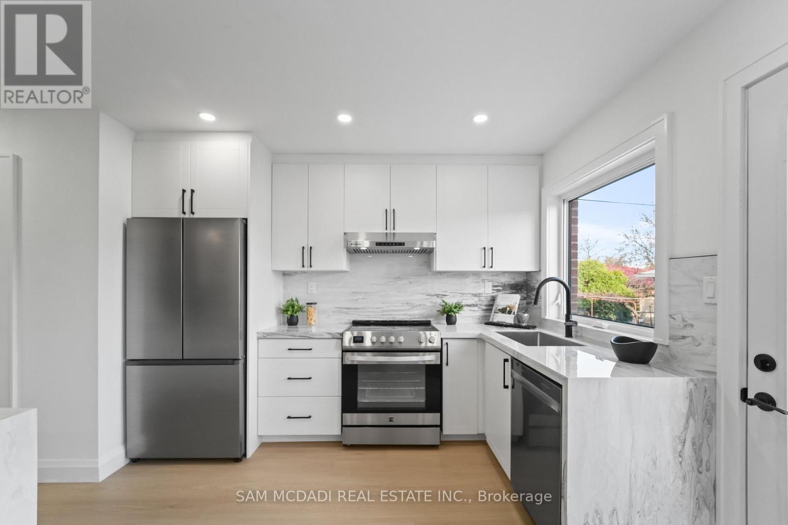 25 FALSTAFF AVENUE, Toronto (Maple Leaf), Ontario, M6L2C6 — Photo 5