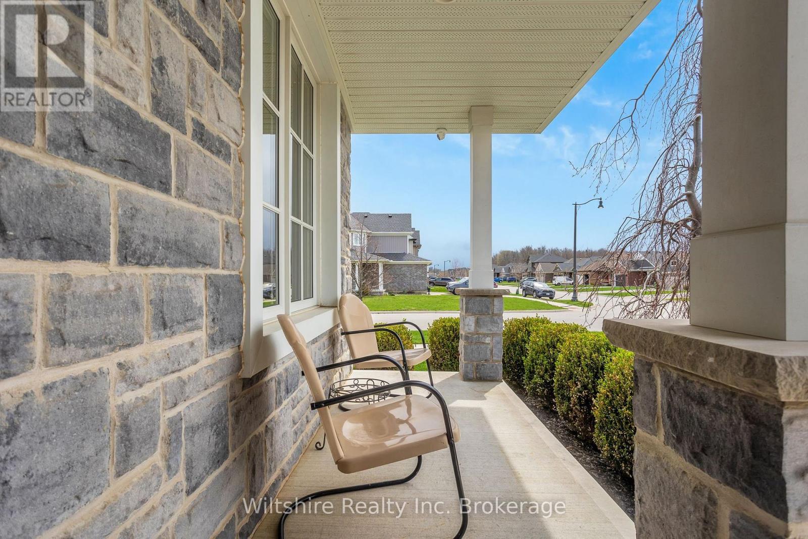 1 HONEY BEND, St. Thomas, Ontario, N5P3S6 — Photo 2