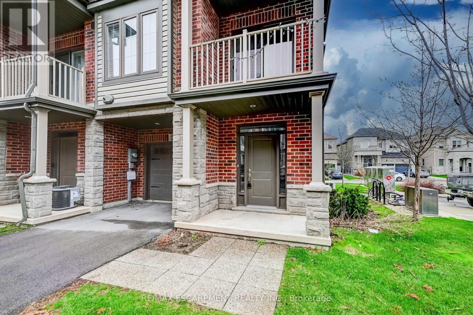 23 RIDGESIDE LANE W, Hamilton (Waterdown), Ontario, L8B1W5 — Photo 2