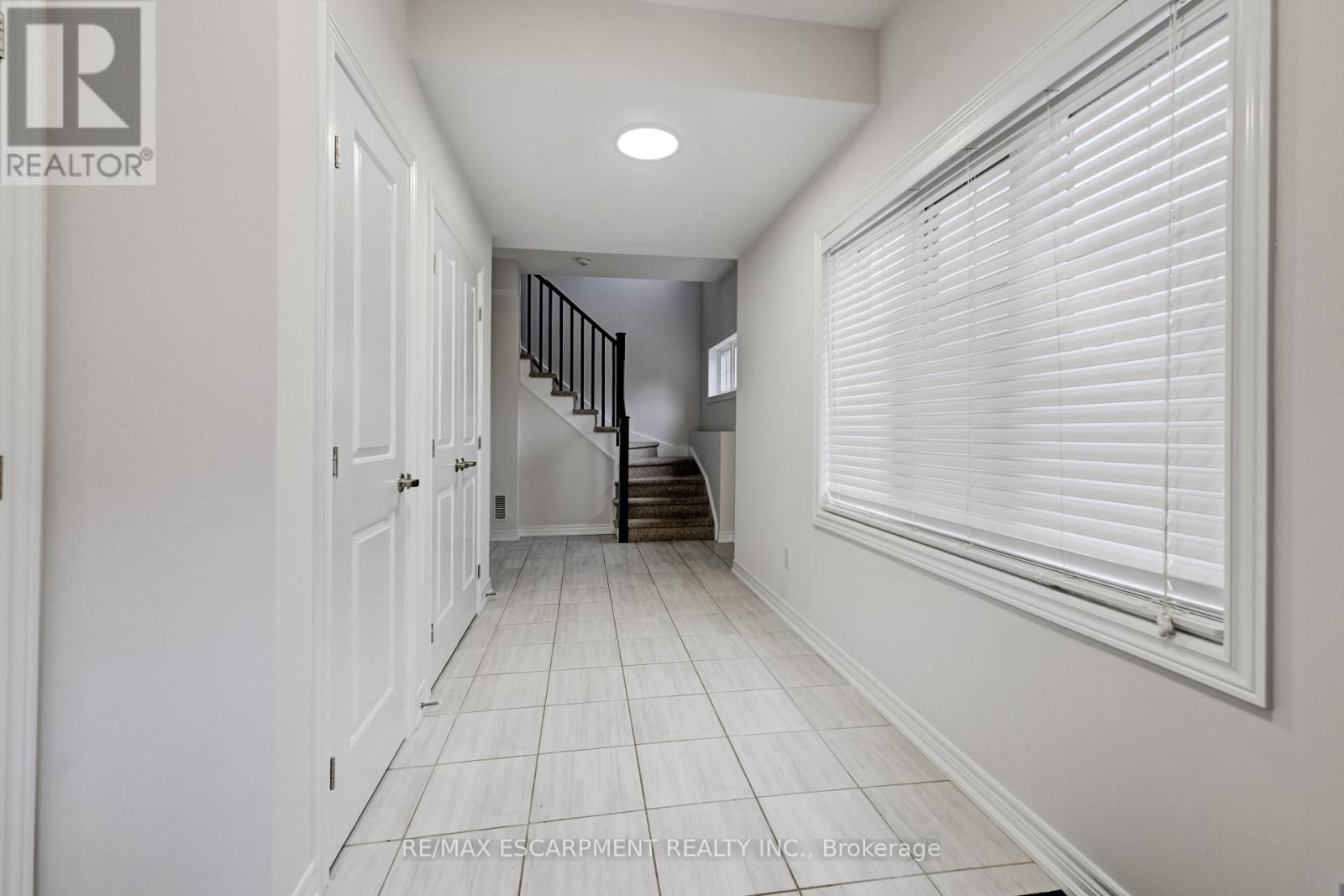 23 RIDGESIDE LANE W, Hamilton (Waterdown), Ontario, L8B1W5 — Photo 5