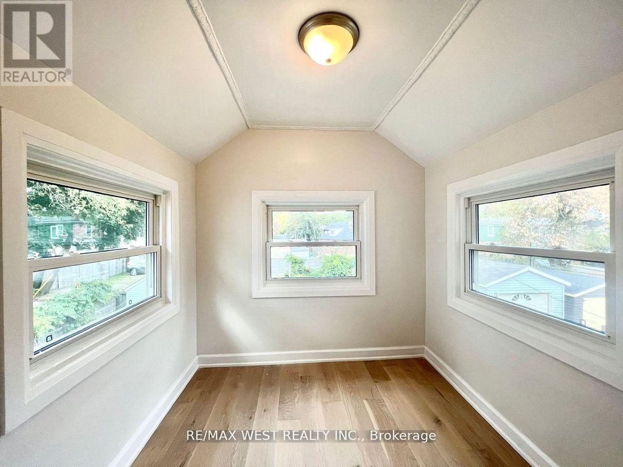 2ND FLR - 4 SUTHERLAND AVENUE, Toronto (Crescent Town), Ontario, M4C1R8 — Photo 11