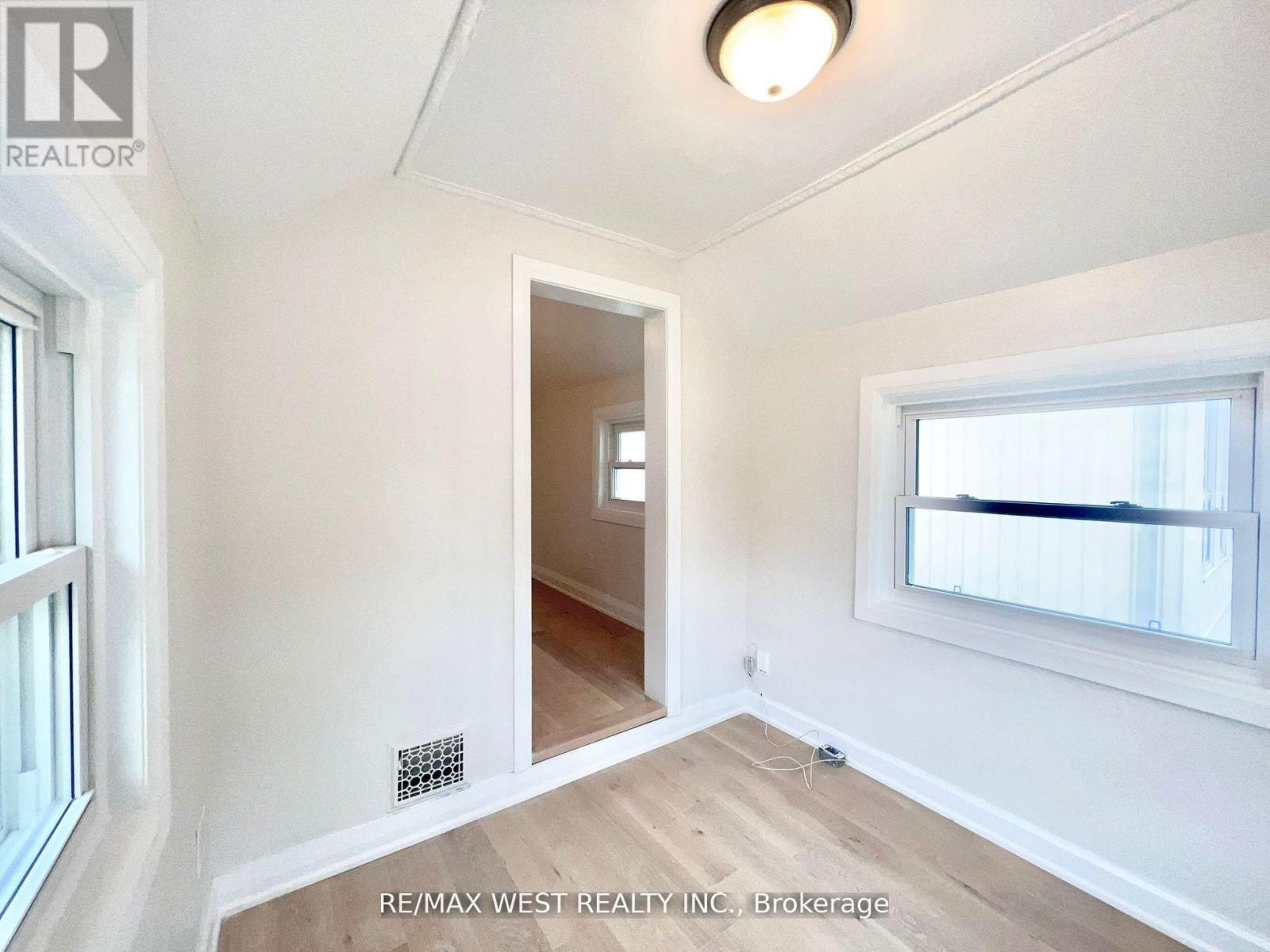 2ND FLR - 4 SUTHERLAND AVENUE, Toronto (Crescent Town), Ontario, M4C1R8 — Photo 12