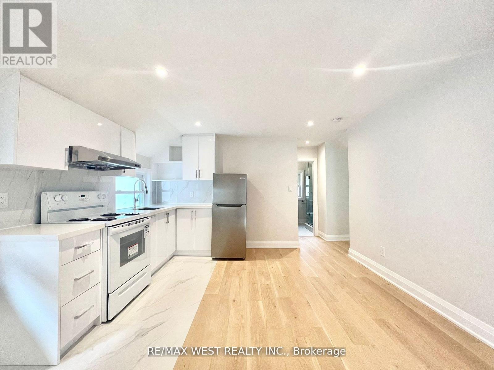 2ND FLR - 4 SUTHERLAND AVENUE, Toronto (Crescent Town), Ontario, M4C1R8 — Photo 2