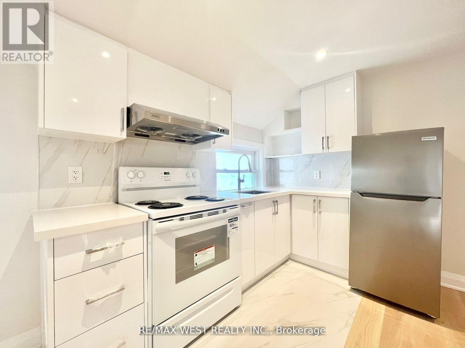 2ND FLR - 4 SUTHERLAND AVENUE, Toronto (Crescent Town), Ontario, M4C1R8 — Photo 3