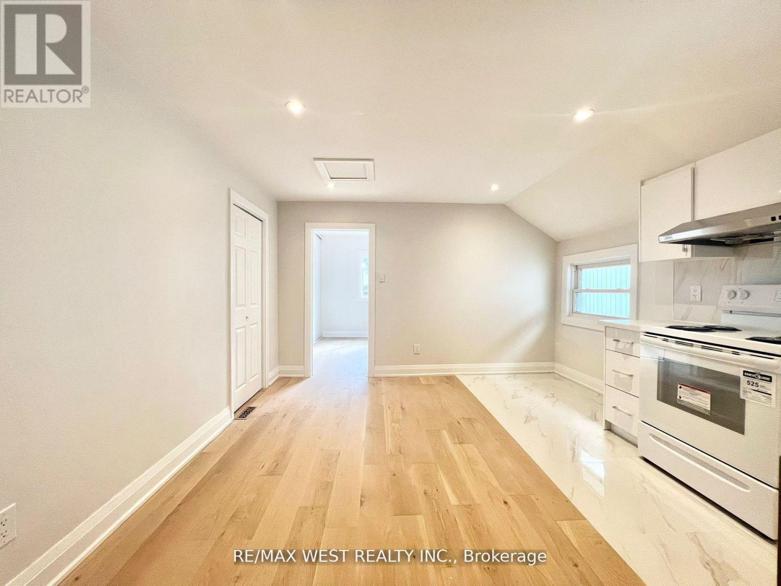 2ND FLR - 4 SUTHERLAND AVENUE, Toronto (Crescent Town), Ontario, M4C1R8 — Photo 4