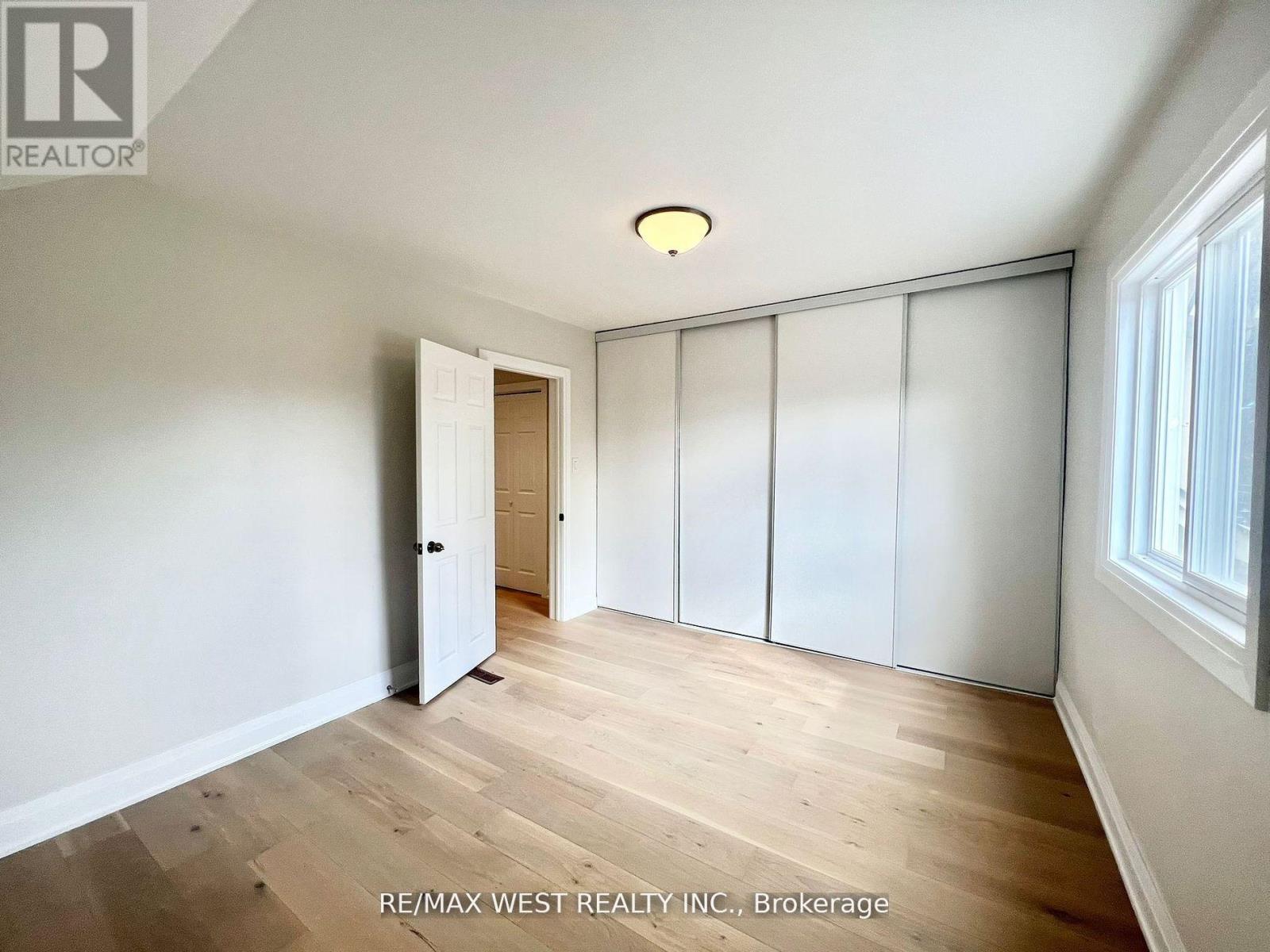 2ND FLR - 4 SUTHERLAND AVENUE, Toronto (Crescent Town), Ontario, M4C1R8 — Photo 5