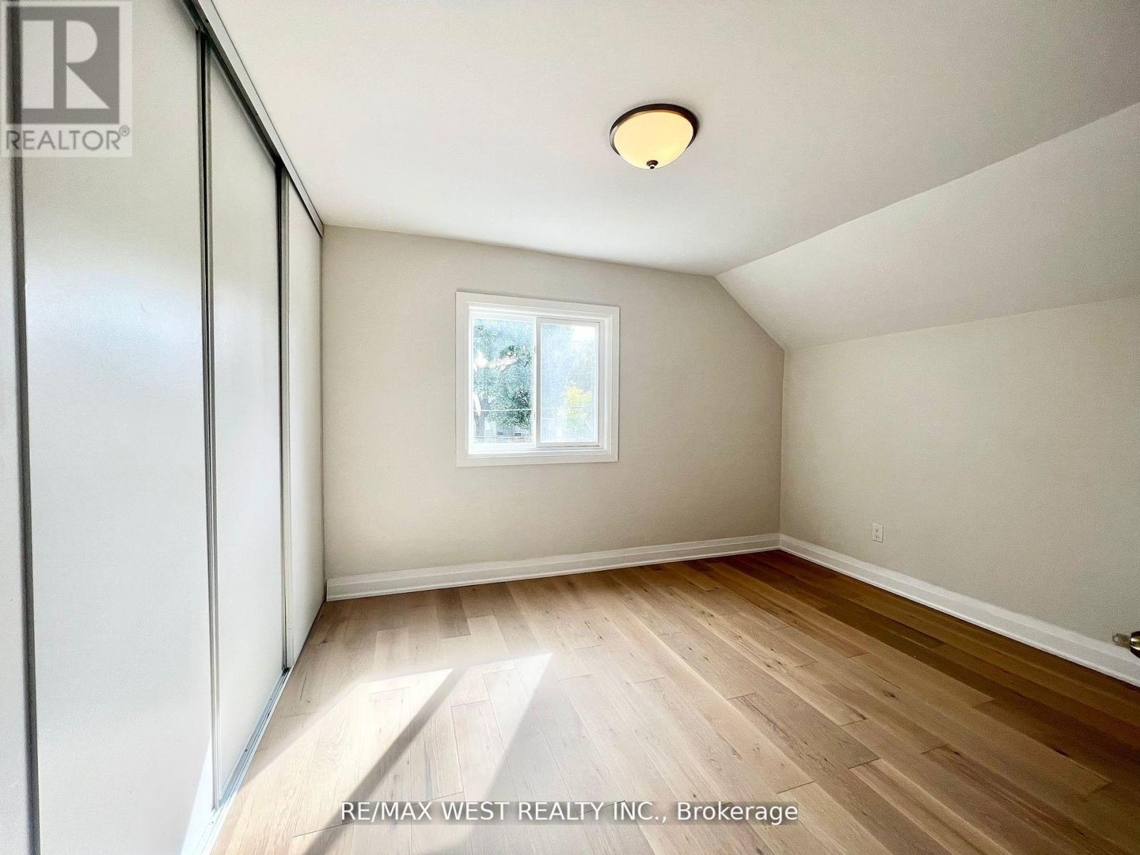 2ND FLR - 4 SUTHERLAND AVENUE, Toronto (Crescent Town), Ontario, M4C1R8 — Photo 6