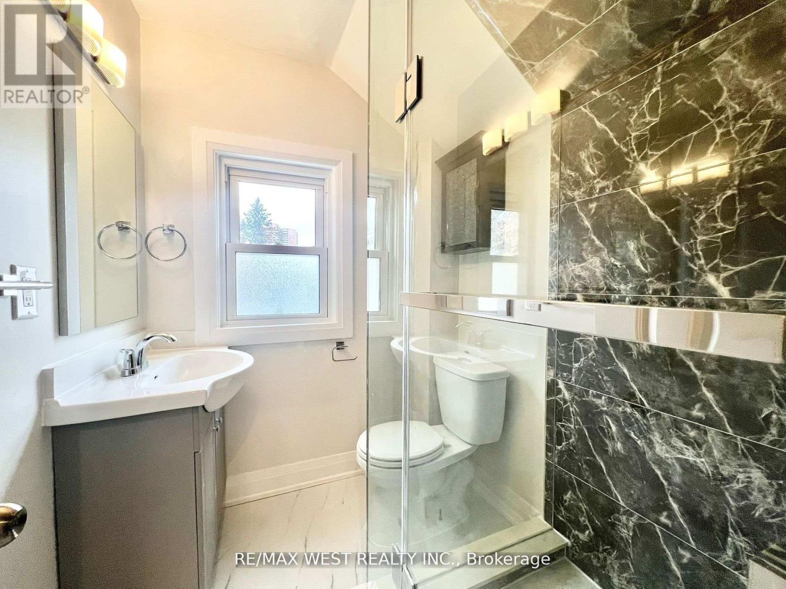 2ND FLR - 4 SUTHERLAND AVENUE, Toronto (Crescent Town), Ontario, M4C1R8 — Photo 8