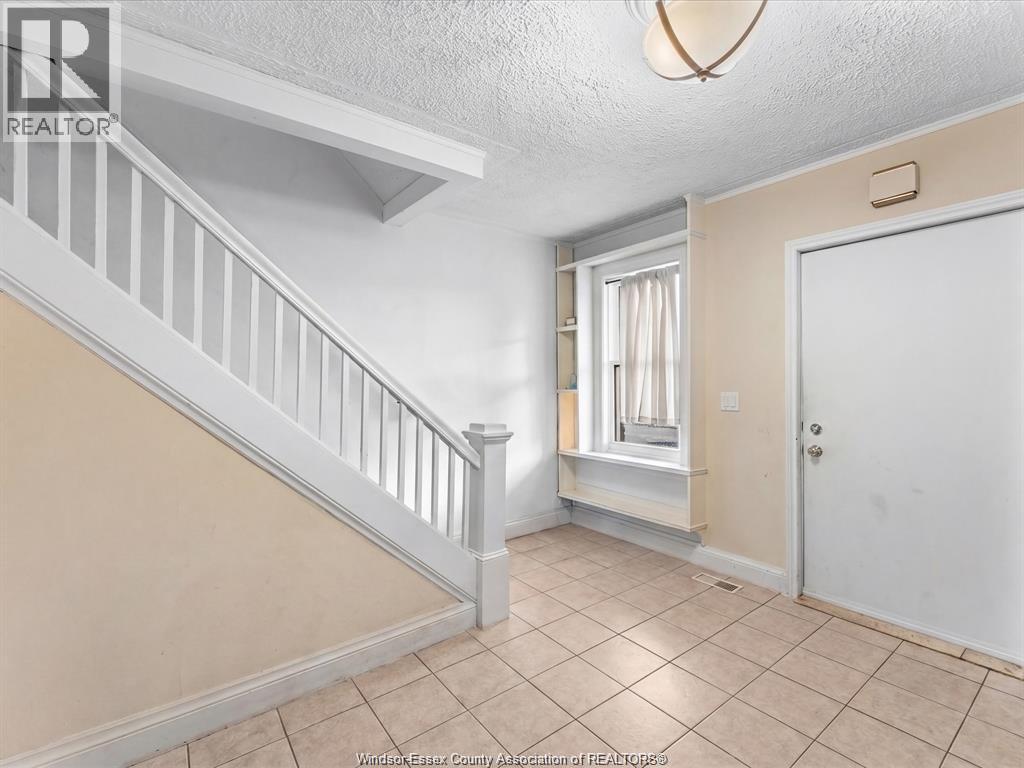 836 ELLIOTT, Windsor, Ontario, N9A3S7 — Photo 2