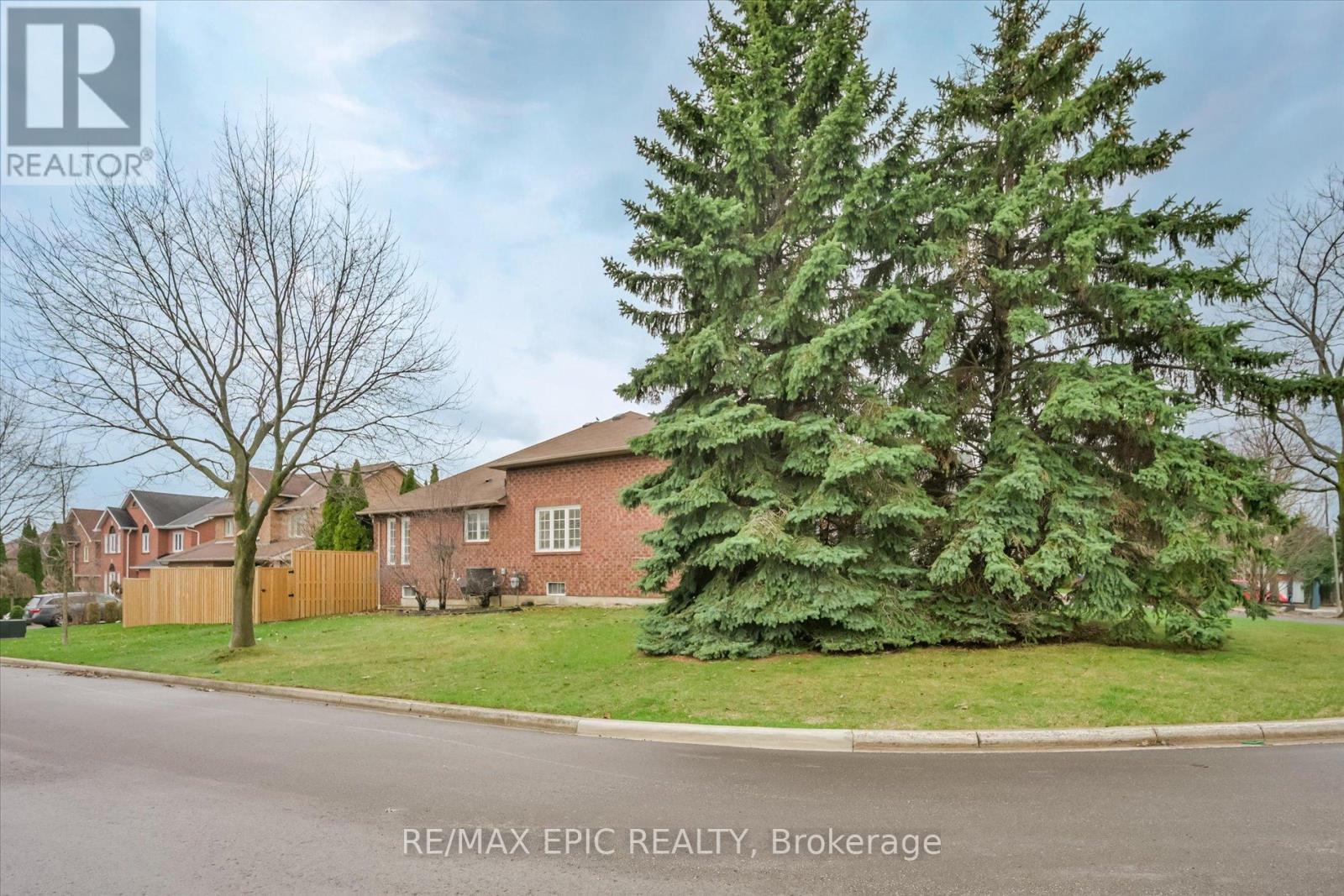 33 EMMETT PLACE, Whitby (Pringle Creek), Ontario, L1R2B4 — Photo 3