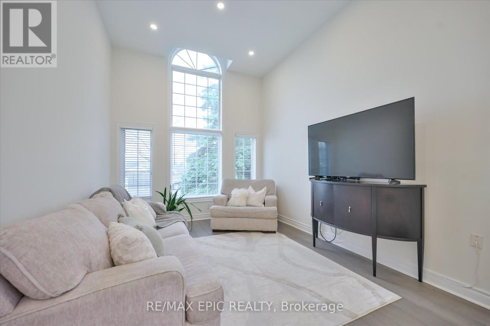 33 EMMETT PLACE, Whitby (Pringle Creek), Ontario, L1R2B4 — Photo 9