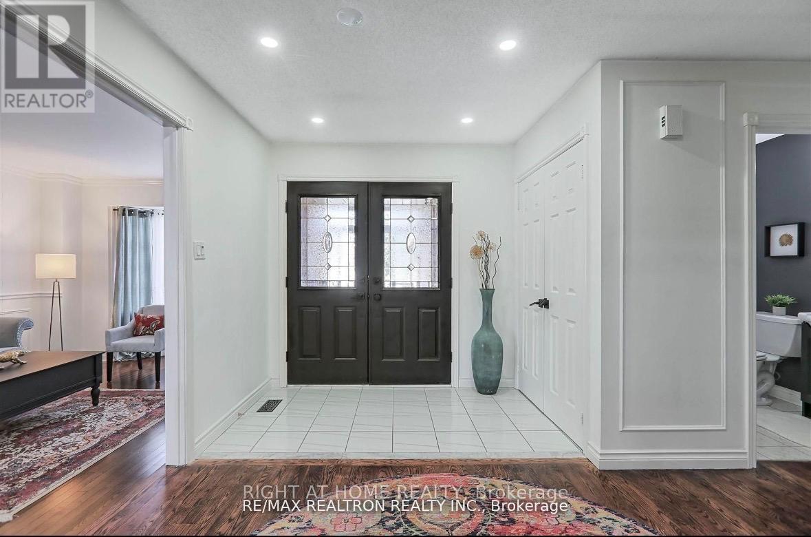 236 MCCAFFREY ROAD, Newmarket (Summerhill Estates), Ontario, L3X1J3 — Photo 4