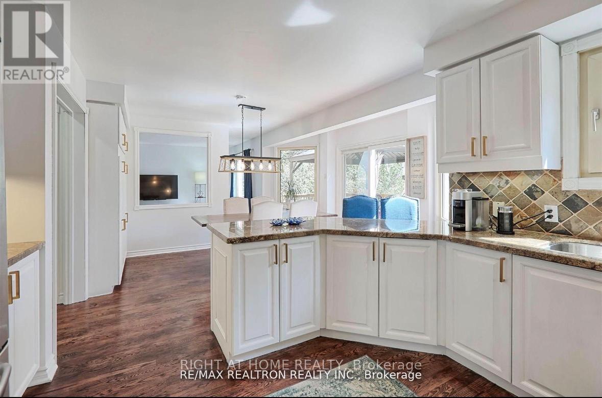 236 MCCAFFREY ROAD, Newmarket (Summerhill Estates), Ontario, L3X1J3 — Photo 8