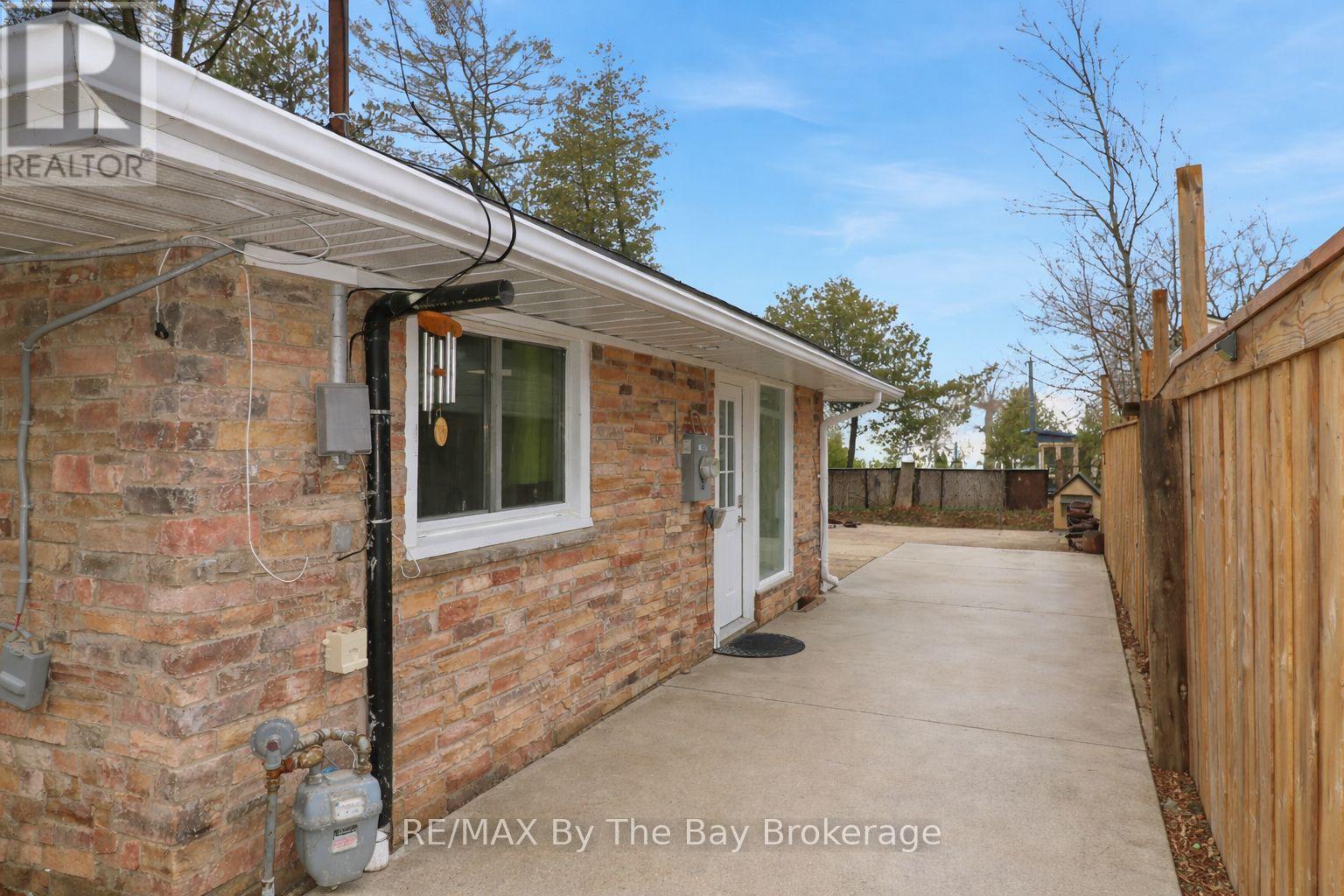 54 HOMEWOOD AVENUE, Wasaga Beach, Ontario, L9Z2M2 — Photo 10