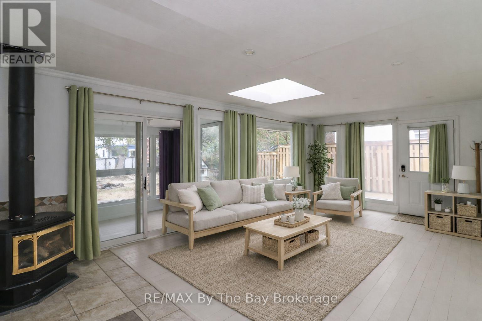 54 HOMEWOOD AVENUE, Wasaga Beach, Ontario, L9Z2M2 — Photo 4