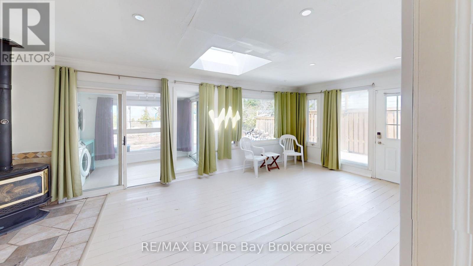 54 HOMEWOOD AVENUE, Wasaga Beach, Ontario, L9Z2M2 — Photo 7