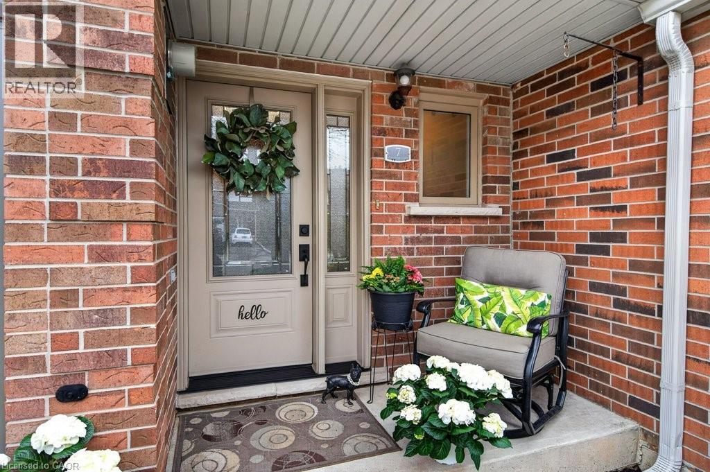 7 PERTHSHIRE Court, Hamilton, Ontario, L9B2H1 — Photo 3